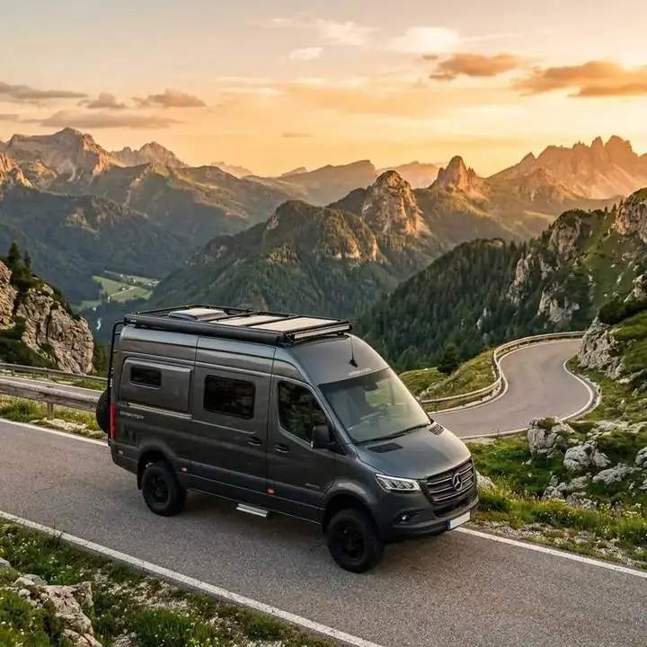 Furgoneta camperizada 4x4 al atardecer overland en montaña