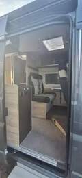 Interior espacioso de camper modelo Familiar Deluxe