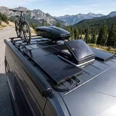 Techo camper con paneles solares monocristalinos y claraboya Maxxfan