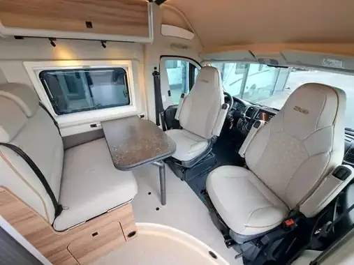 Salón comedor camper de ebanistería en roble macizo
